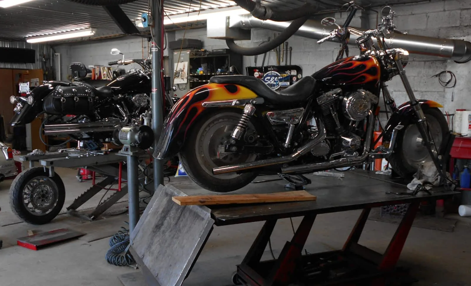 Une Harley sur le lève-moto de l'atelier