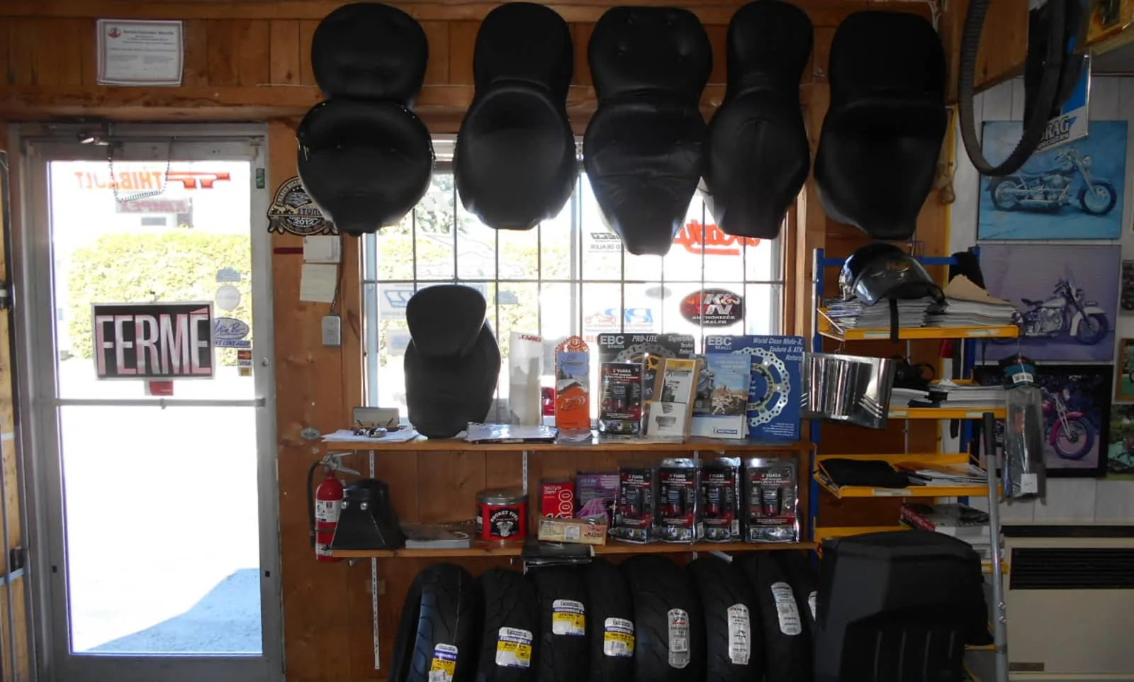 Selles de moto et pneus en boutique